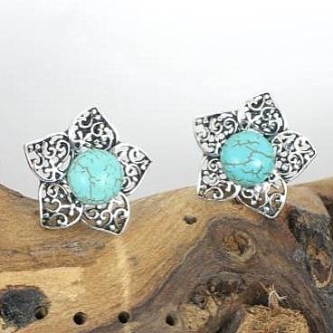 Zeer mooie turquoise kleurige bloemvormige oorclips