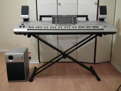 Yamaha Tyros 5 76 Key Arranger Workstation Keyboard w stand speakers