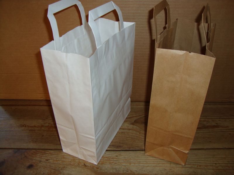 Papieren tassen, diverse maten, handig voor de rommelmarkt!