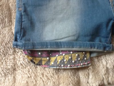 Super leuke korte broek met bretels & studs.