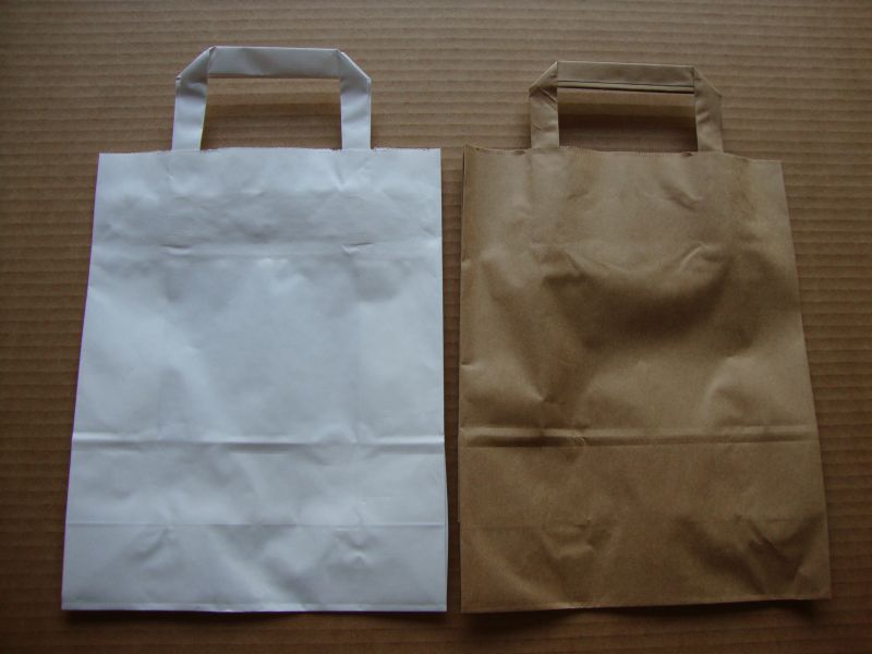 Papieren tassen, diverse maten, handig voor de rommelmarkt!